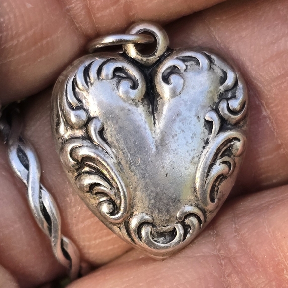 Vintage Victorian revival silver repousse scrollwork puffy heart pendant - Picture 10 of 16
